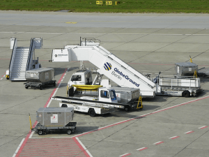 800px-Airport_mobile_stairs_and_vehicles_1